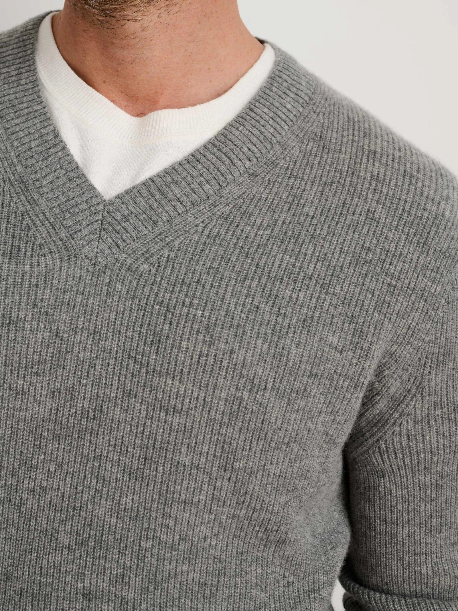 Alex Mill - V-Neck Sweater in Lightweight Cashmere in Heather Grey