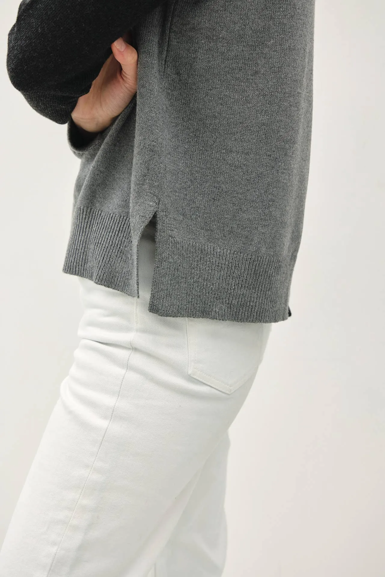 COLOR BLOCKED BASIC ROUND NECK SWEATER